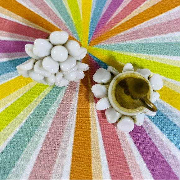Vintage 1960’s white flower cluster bead screw earrings - Picture 2 of 3